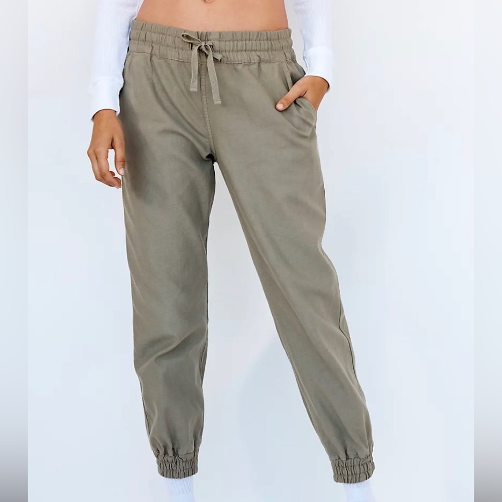 Aritzia Tna Alix Pant Cotton-twill Joggers in Green Desert Sage